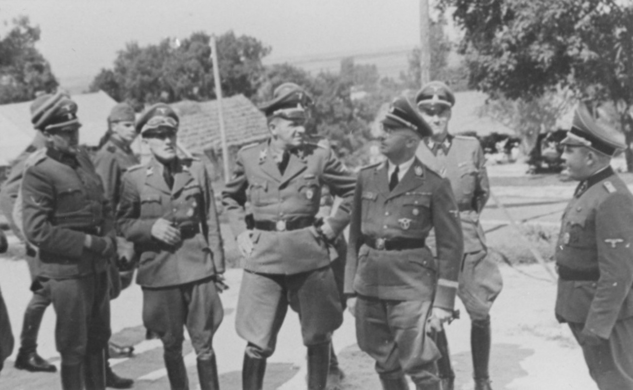 Heinrich Himmler (3. von rechts) beim Besuch eines jüdischen Zwangsarbeitslagers an der „Straße der SS“ mit Friedrich Katzmann (2. von links, Hand am Gürtel), vermutlich August 1942