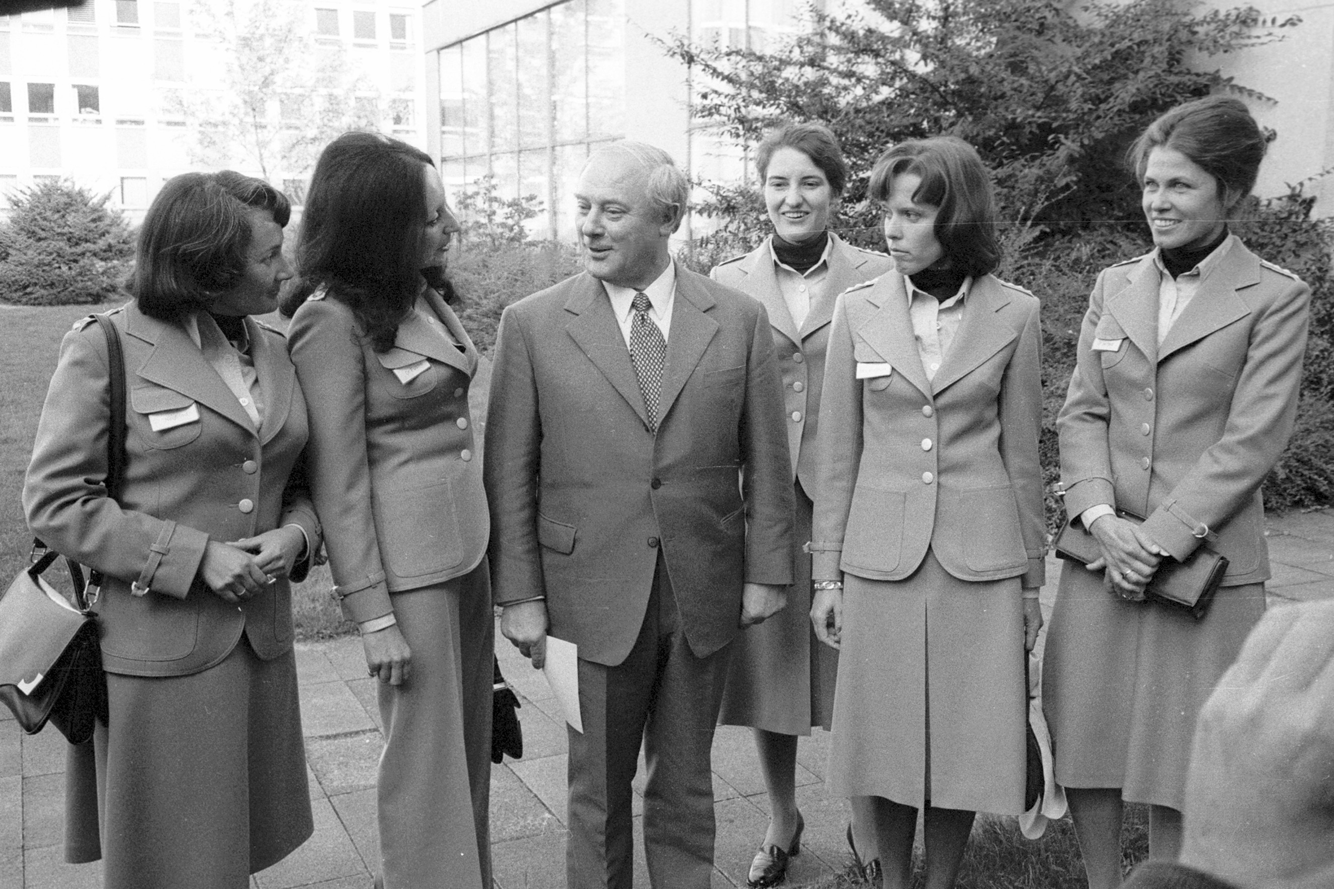 Die ersten fünf „weiblichen Sanitätsoffiziere“ der Bundeswehr im Gespräch mit dem  Bundesminister der Verteidigung, Georg Leber, im Oktober 1975. © Bundeswehr/Oed